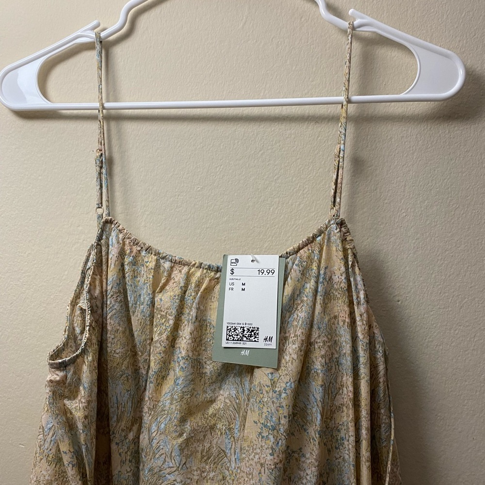 Hello there I am selling a size medium women’s dress from H&M.